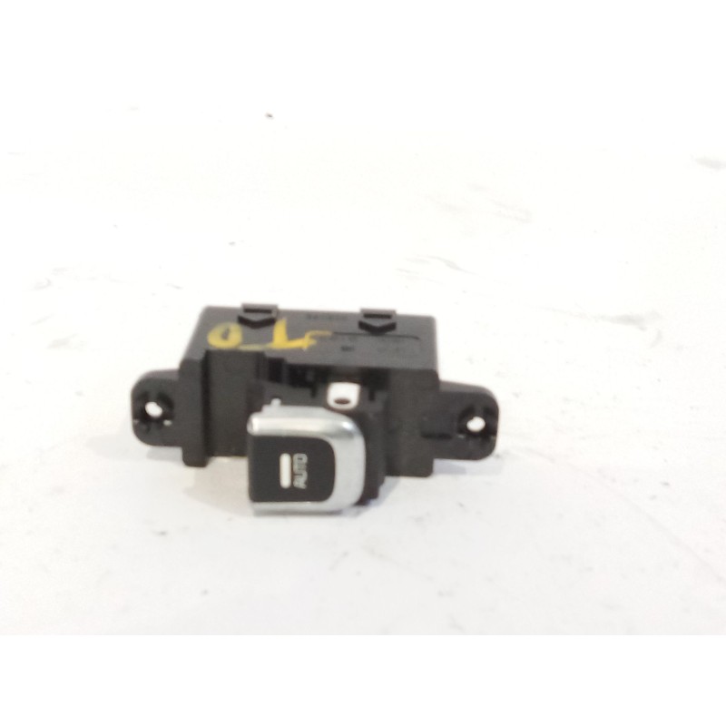 Recambio de boton elevalunas derecho para kia carens iv 1.6 gdi referencia OEM IAM 93580  